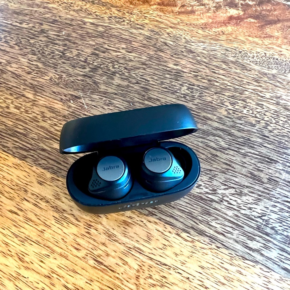 True wireless & noise canceling Jabra earbuds in excellent condition!